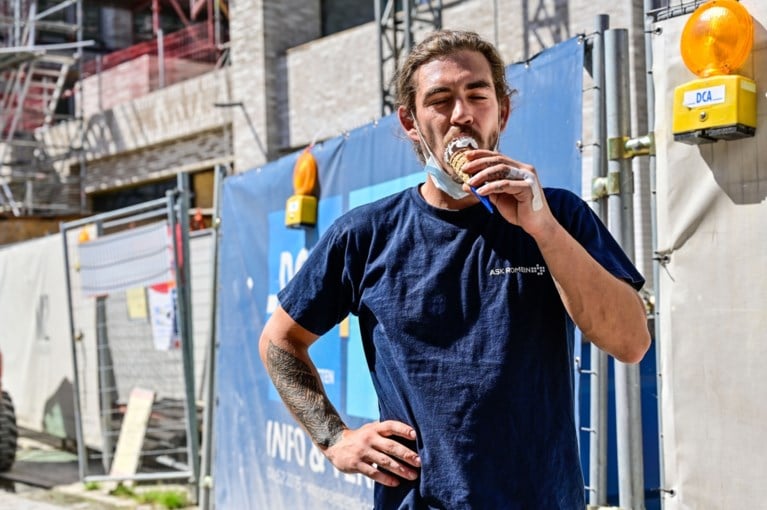 Bouwvakker tijdens een hittegolf: “35 graden? Wij staan de hele dag boven asfalt van 155 graden”