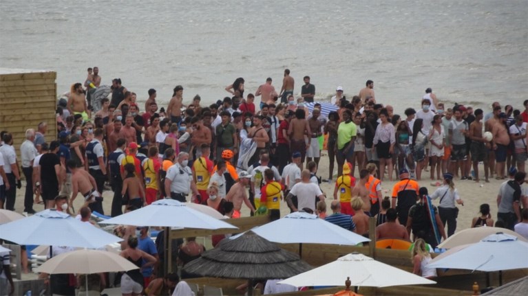 VIDEO. Massale vechtpartij op het strand van Blankenberge: “Parasols vlogen in het rond, stokken van zeilen gebruikt als wapens”