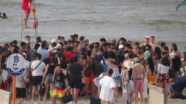 VIDEO. Massale vechtpartij op het strand van Blankenberge: “Parasols vlogen in het rond, stokken van zeilen gebruikt als wapens”