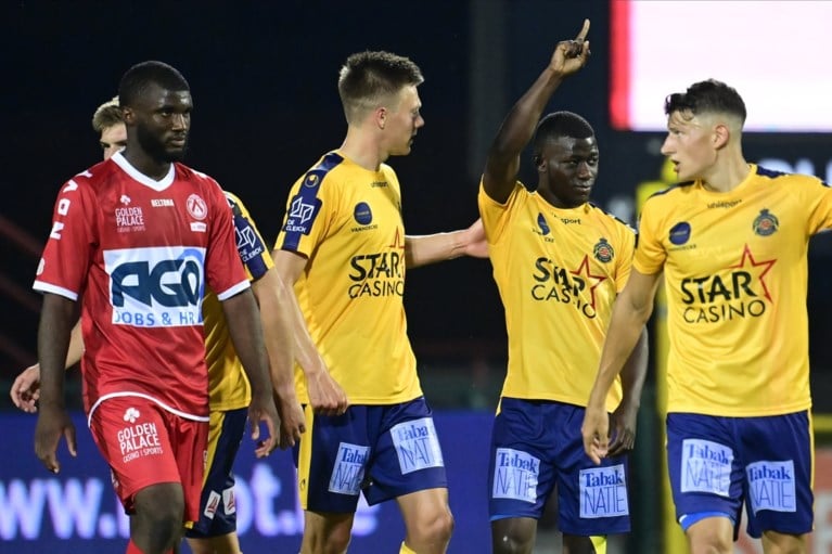 Ongelooflijk maar waar: Waasland-Beveren verslaat Kortrijk in eigen huis en komt zowaar aan de leiding in de Jupiler Pro League