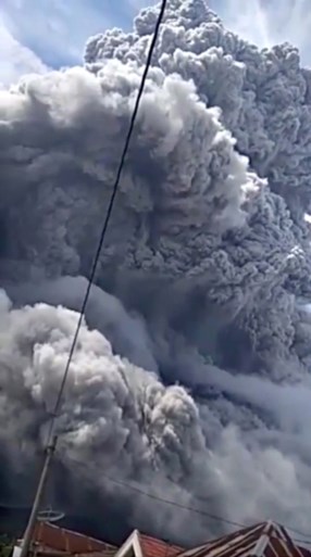 Indonesische vulkaan Mount Sinabung barst derde keer uit in een week tijd