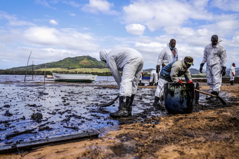 Lekkend olieschip voor kust Mauritius dreigt in tweeën te breken