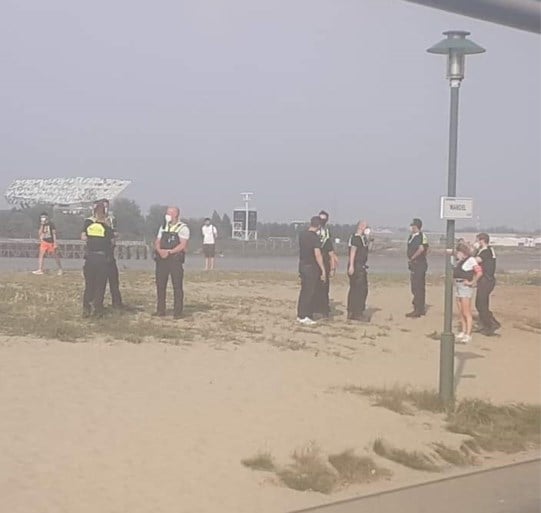 Politie massaal naar strand Sint-Anneke voor opstootje