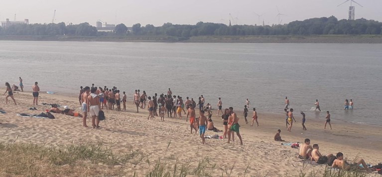 Politie massaal naar strand Sint-Anneke voor opstootje