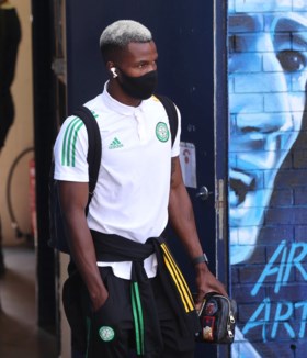 Schotse premier en kampioen Celtic woest nadat Boli Bolingoli quarantaineregels zwaar met de voeten treedt: “Onaanvaardbaar!”