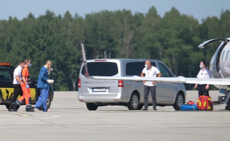 Eén week na horrorcrash stapt Fabio Jakobsen op het vliegtuig richting Nederland: bekijk de foto’s