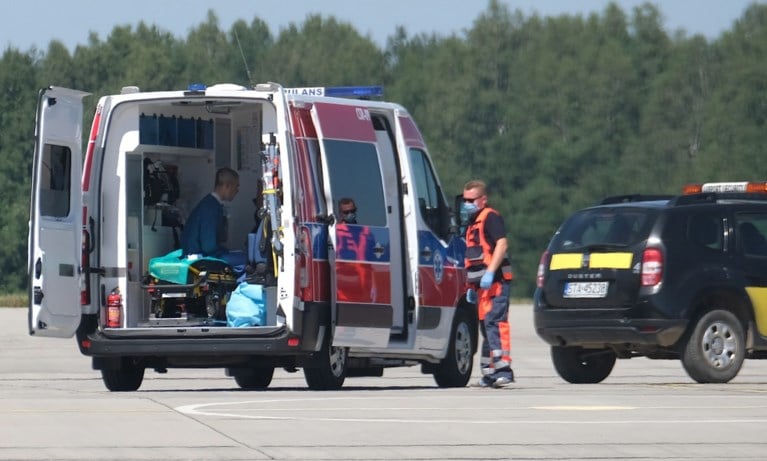 Eén week na horrorcrash stapt Fabio Jakobsen op het vliegtuig richting Nederland: bekijk de foto’s