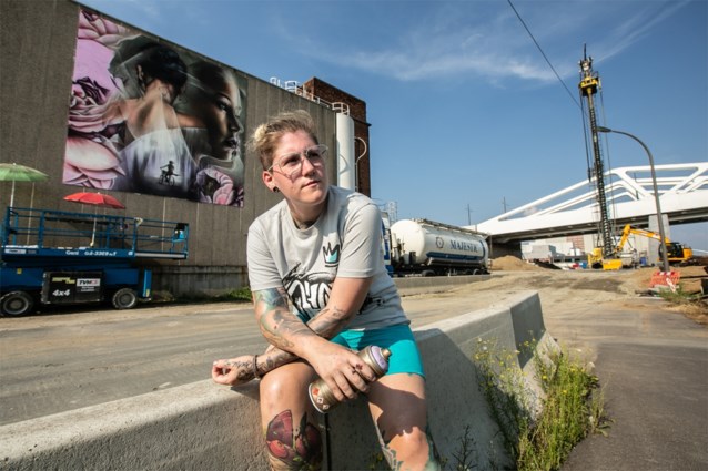 Graffitikunstenares Djoels legt laatste hand aan werk voor Julie Van Espen