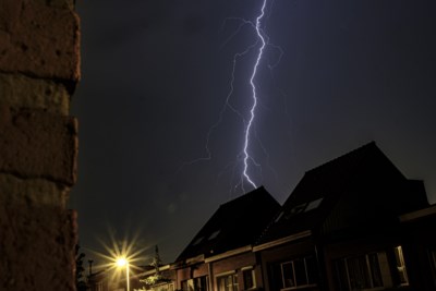Bliksem Slaat In Op Trein Tussen Voroux En Borgworm Het Nieuwsblad Mobile
