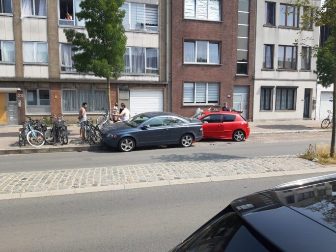 ‘Sportieve’ bestuurder ramt geparkeerde auto op Diksmuidelaan