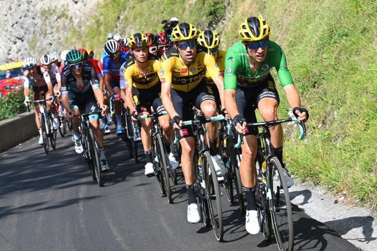 Wout van Aert maakt opnieuw indruk als knecht, Tom Dumoulin stelt ‘klimtrein’ in vraag: “We helpen onze collectieve sterkte om zeep”