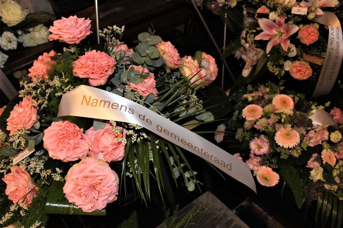 Rouwboeketten liggen klaar voor begrafenis Ilse ...