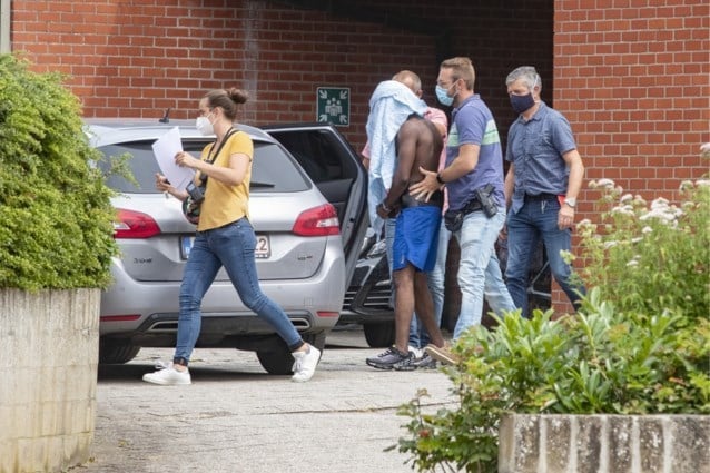 Zaak van drie verdachten van rellen in Blankenberge met enkele uren uitgesteld: “Want we staan er op dat ze aanwezig zijn”
