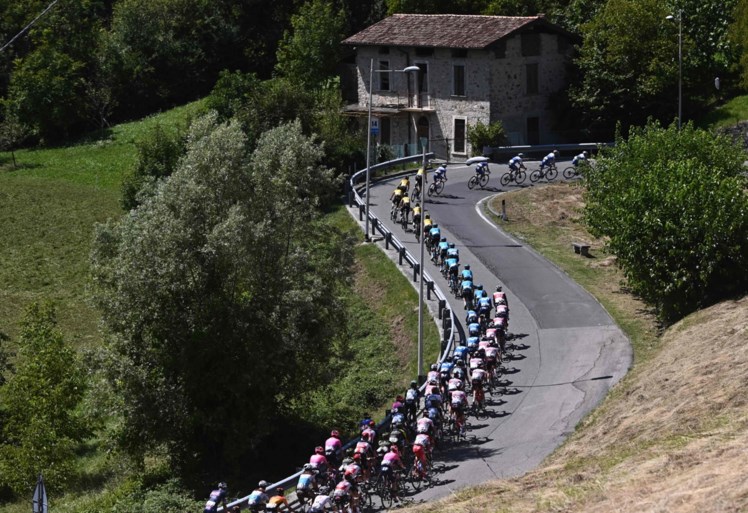 Jakob Fuglsang de sterkste overlever in bewogen Ronde van Lombardije