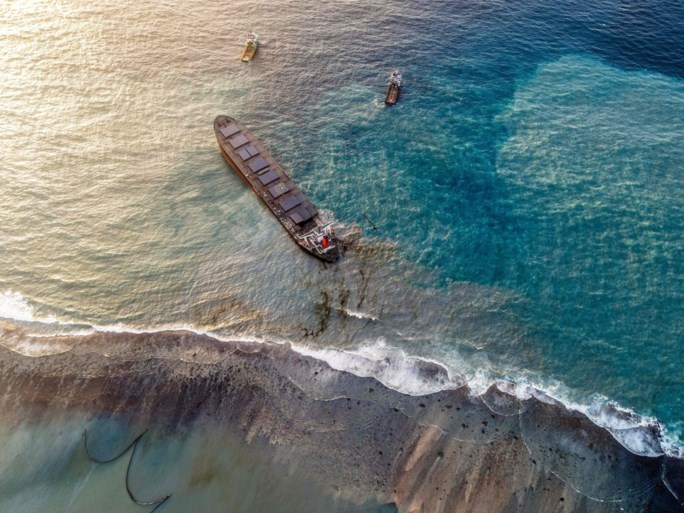 Voor kust Mauritius vastgelopen schip in tweeën gebroken