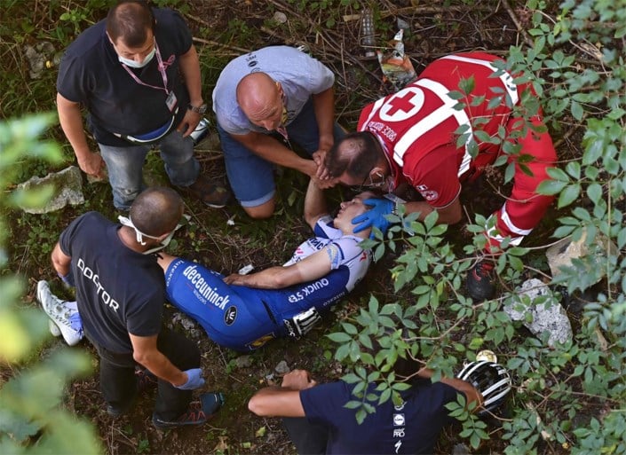 Drama voor Remco Evenepoel in Ronde van Lombardije: bekkenbreuk na val in ravijn, seizoen is voorbij
