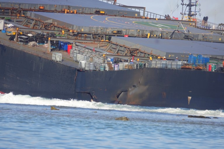 Voor kust Mauritius vastgelopen schip in tweeën gebroken