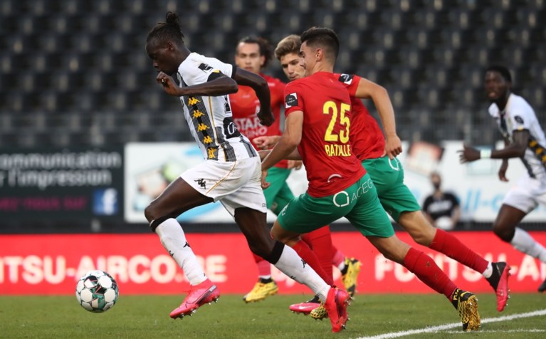 Charleroi is leider na zuinige zege tegen KV Oostende, dat alweer beter verdiende