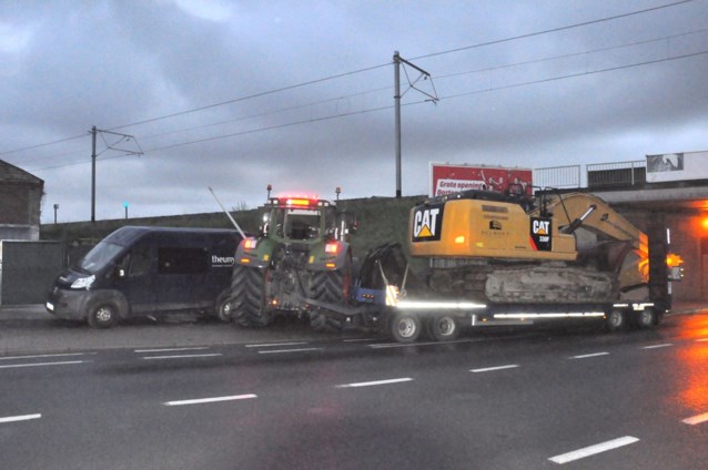 Zware tractor met werfkraan veroorzaakt veel schade na slipp ...