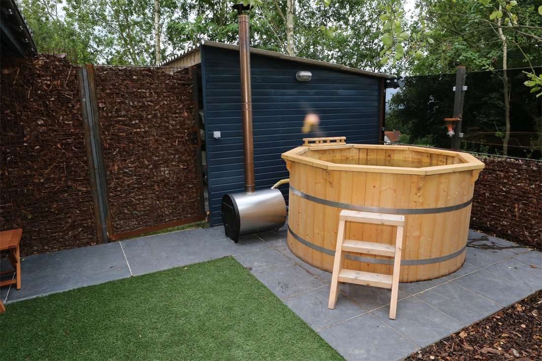 Hot tub vat vuur in tuin (Ledegem) Het Nieuwsblad