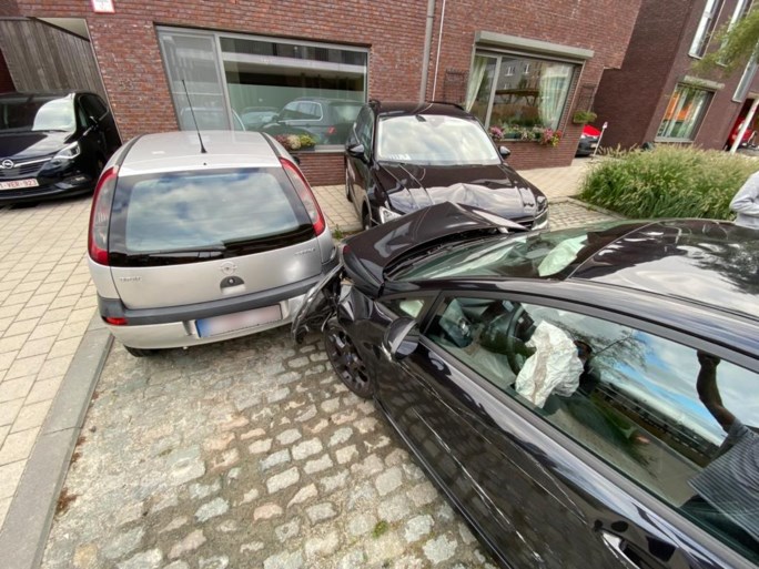 Vrouw schrikt door sluitende garagepoort en ramt twee geparkeerde auto’s