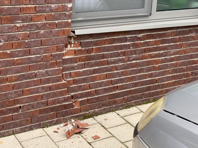 Vrouw schrikt door sluitende garagepoort en ramt twee geparkeerde auto’s