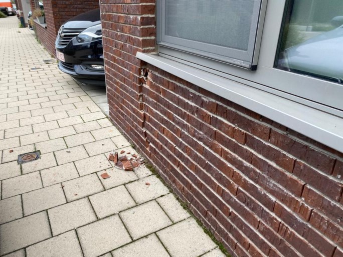 Vrouw schrikt door sluitende garagepoort en ramt twee geparkeerde auto’s
