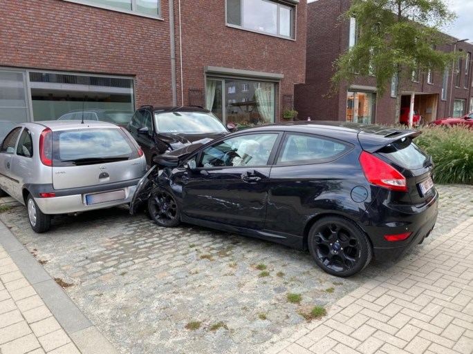 Vrouw schrikt door sluitende garagepoort en ramt twee geparkeerde auto’s