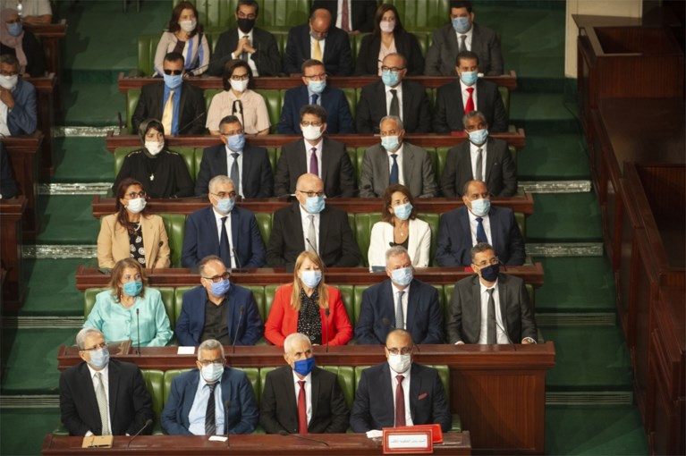 Regering van academici en ambtenaren krijgt vertrouwen in Tunesië