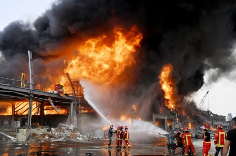 Na dodelijke explosie vorige maand treft nu grote brand de haven van Beiroet