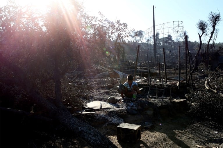 Vluchtelingen worden na verwoestende brand in Moria ondergebracht op schepen en in tenten, nieuwe branden ontstaan
