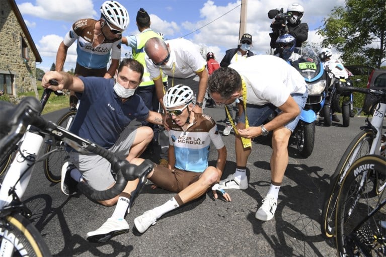Onfortuinlijke Romain Bardet geeft op in Tour de France met hersenschudding na helse lijdensweg: “Ik heb de hele dag geworsteld”