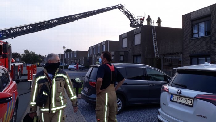 Brandende horzel vliegt in spouwmuur en veroorzaakt ...