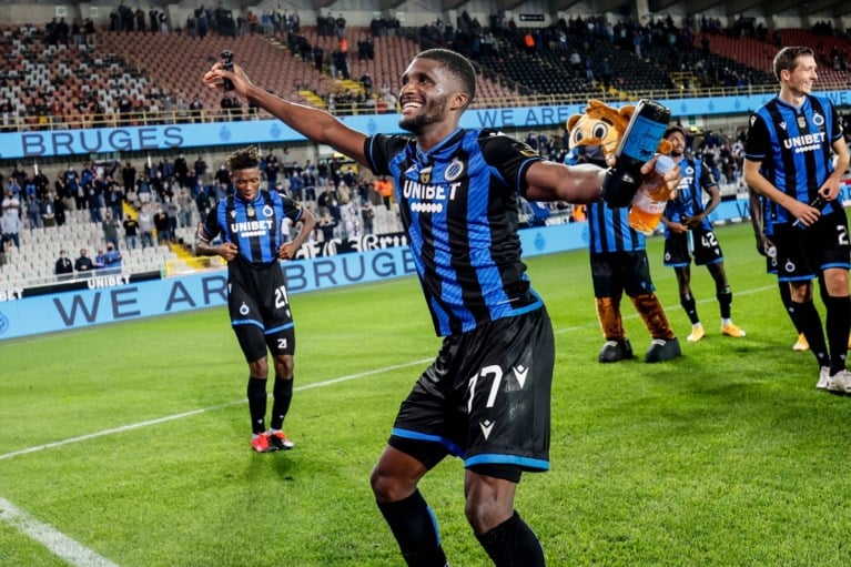 Club Brugge scoort er vier voor zijn twaalfde man, Waasland-Beveren kan het slechts even spannend houden