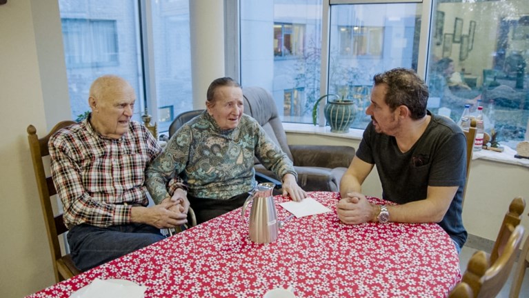 Axel op bezoek bij homokoppel in rusthuis: “Als je vijftig jaar samen bent, is het voor altijd”