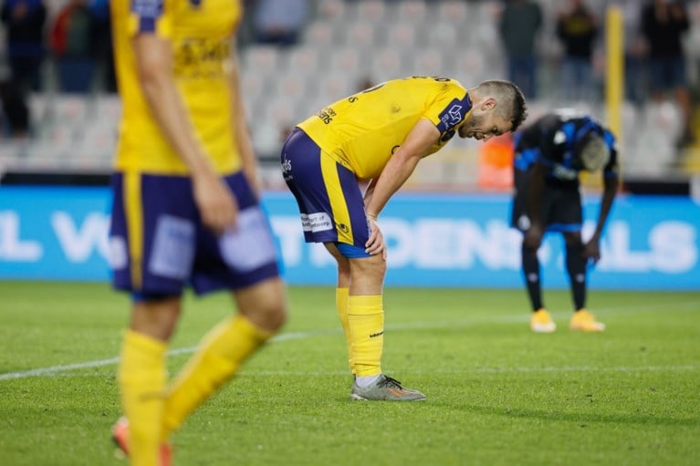 Club Brugge scoort er vier voor zijn twaalfde man, Waasland-Beveren kan het slechts even spannend houden