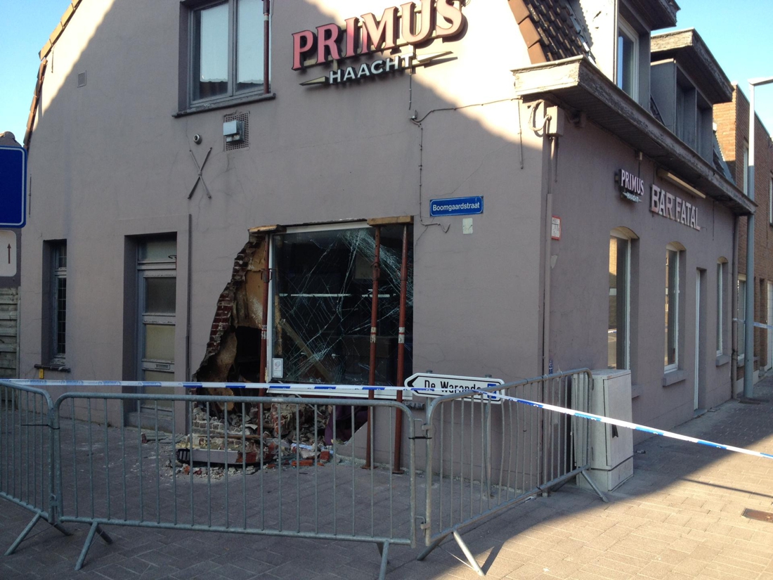 Drunk councilor rams facade of empty café: … (Aalter)