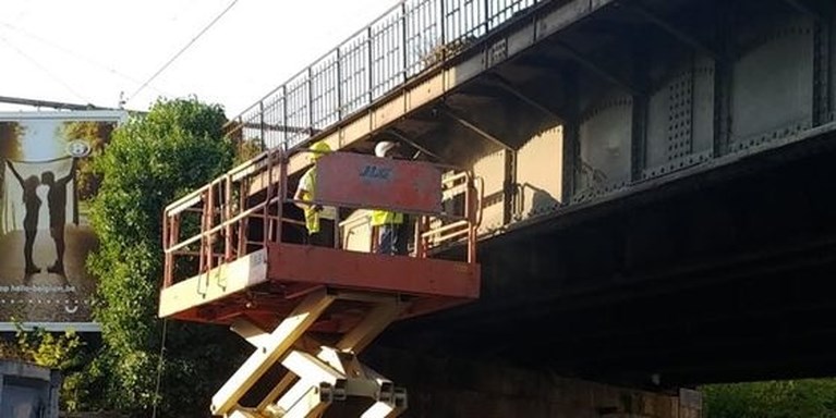 Nieuwe brokkelbrug in Gent? Steenweg afgesloten wegens vallende stenen