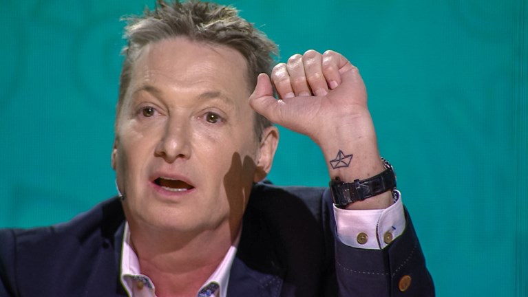 Bart Kaëll toont opmerkelijke tattoo