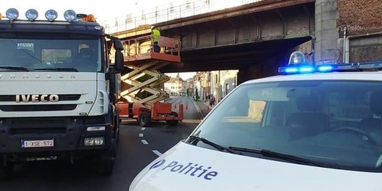Nieuwe brokkelbrug in Gent? Steenweg afgesloten wegens vallende stenen
