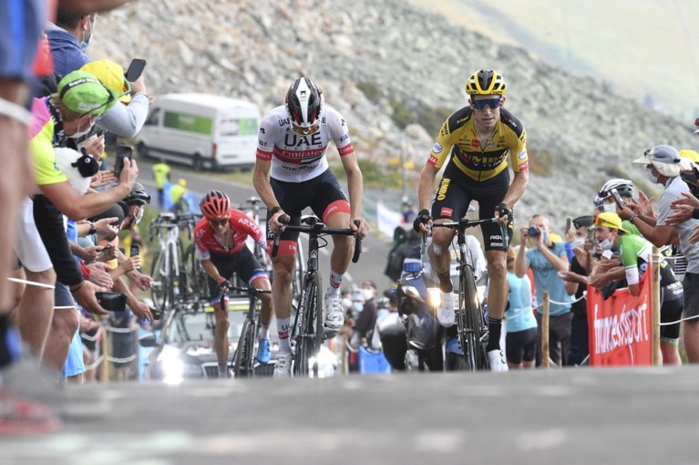 Wout van Aert zag “enorm hard” af, Tadej Pogacar ondanks bolletjestrui duidelijk aangeslagen: “Die slotklim was echt wreed”