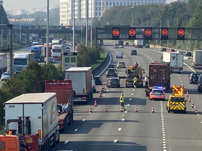 Aanschuiven op Antwerpse Ring richting Gent door ongevallen in Borgerhout en Wommelgem