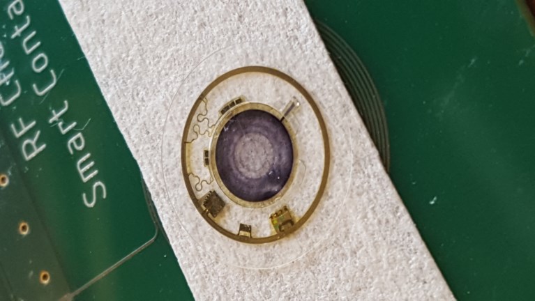 Vlaamse wetenschappers ontwikkelen elektronische contactlens: “Enkel ’s nachts opladen”