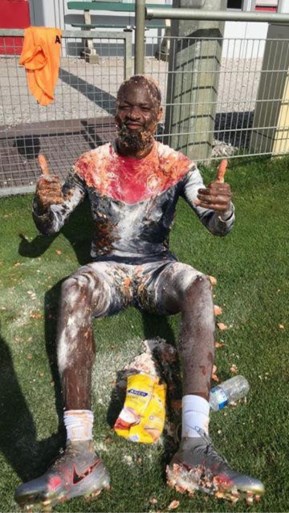 VIDEO. Lamkel Zé bekogeld met bloem, ketchup en eieren voor zijn 24ste verjaardag