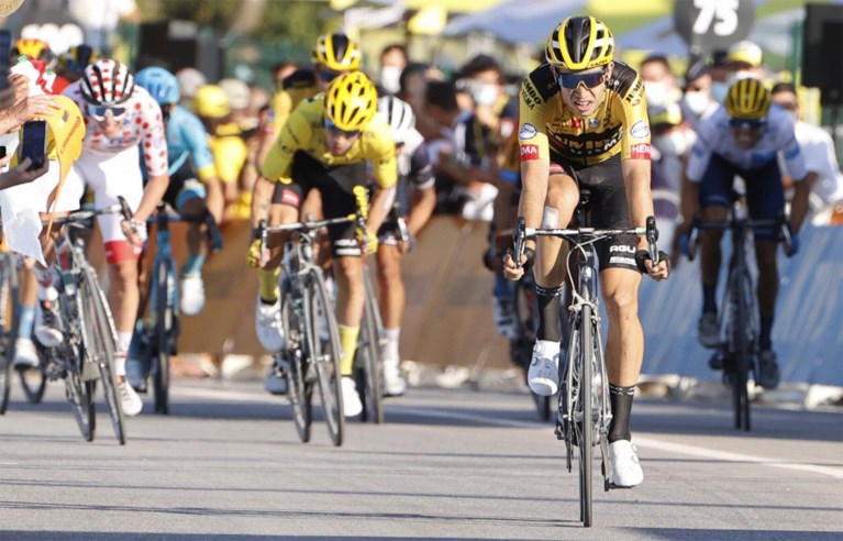 Uitslag etappe 18 Tour de France. Wout van Aert stunt met derde plaats in de Alpen, Ineos pakt rit (Kwiatkowski) en bollen (Carapaz)