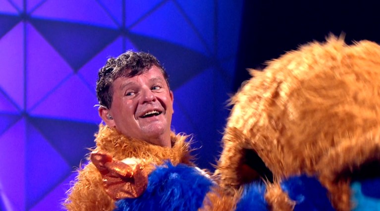 Toppoliticus moet als eerste ‘The masked singer’ verlaten: “Een huzarenstukje, die geheimhouding”