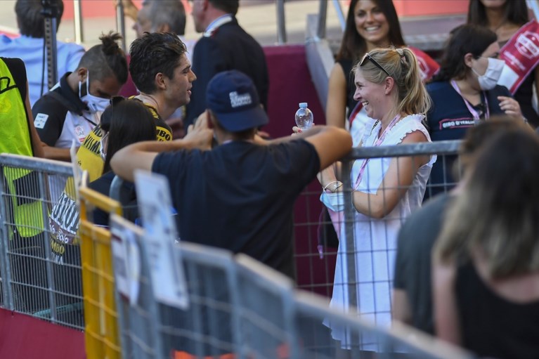 Sarah De Bie over haar “heel vreemd” bezoek aan Wout van Aert in de Tour: “Dat was voor hem ook heel moeilijk”