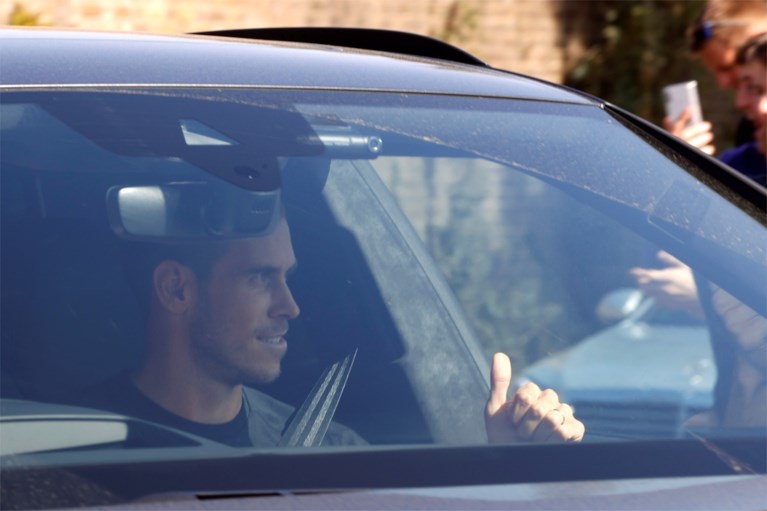 <I>Touchdown</I> in Londen: Gareth Bale lacht de tanden bloot bij terugkeer naar Tottenham