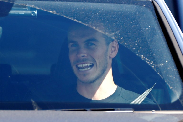 <I>Touchdown</I> in Londen: Gareth Bale lacht de tanden bloot bij terugkeer naar Tottenham