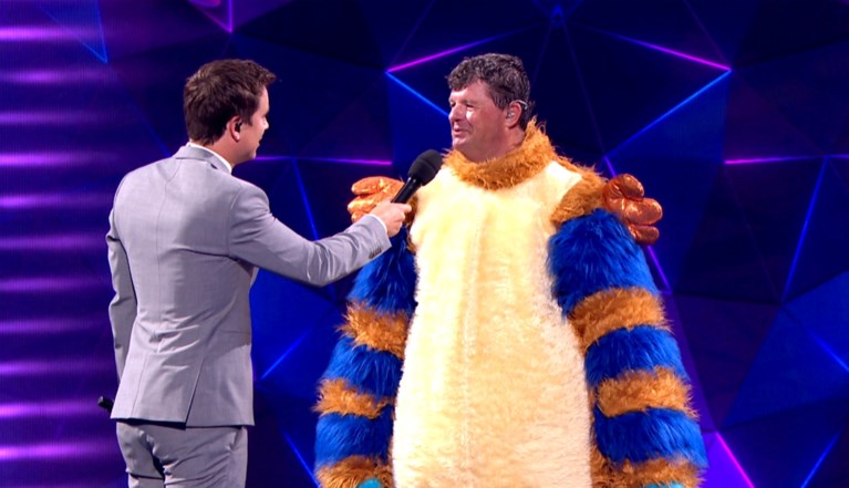 Toppoliticus moet als eerste ‘The masked singer’ verlaten: “Een huzarenstukje, die geheimhouding”